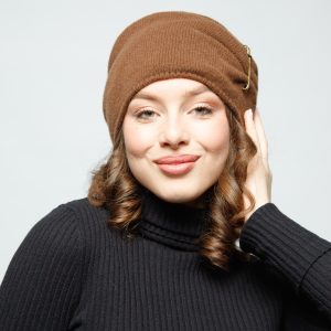 Шапка трикотажная с булавкой