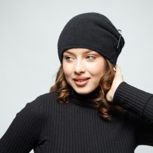 Шапка трикотажная с булавкой