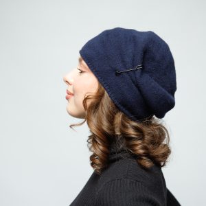 Шапка трикотажная с булавкой