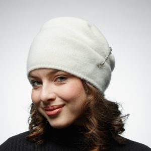Шапка трикотажная с булавкой